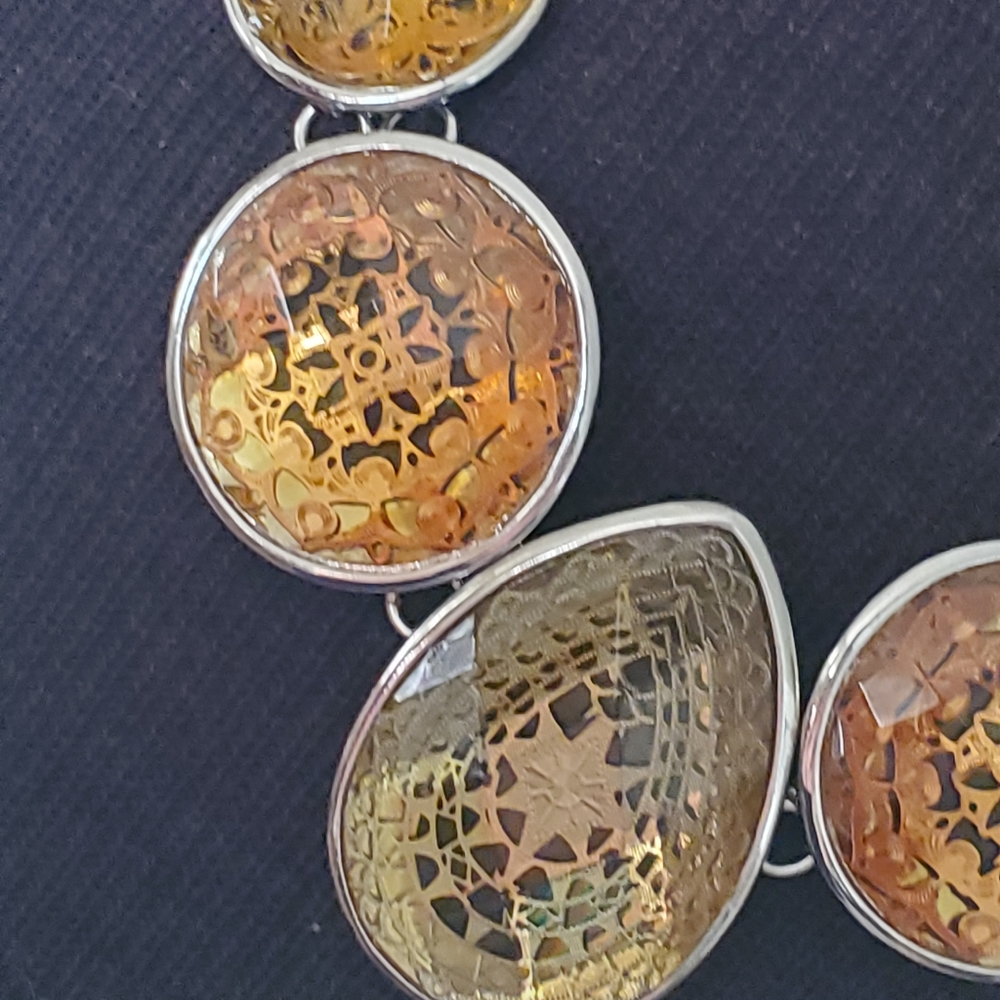 Amber look stones with filigree tri-tone necklace - Picture 3 of 9